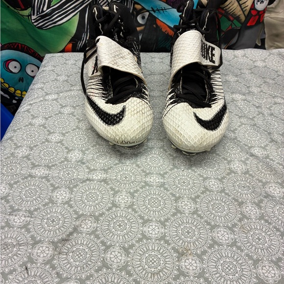 Nike Monochrome Sports Cleats - Picture 1 of 4